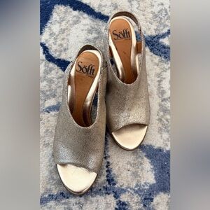 Women's Gold Peep-Toe Shoes